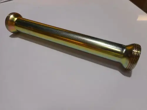 Remeha-Rohr in metallischer Ausführung mit zwei gewindeten Enden. Das Produkt hat eine glatte Oberfläche und ist für Verbindungselemente in Installationen geeignet.